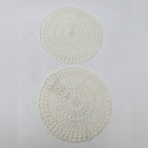 VINTAGE HANDMADE ROUND LACE DOILIES RED WHITE & BLUE KITCHEN LINENS DECOR LOT 7 - Picture 2 of 9